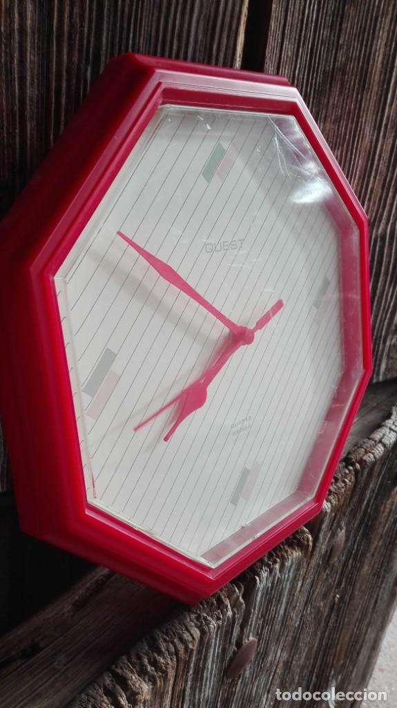 Vintage: Reloj de pared marca Quest de pl&aacute;stico funcionando - Foto 3