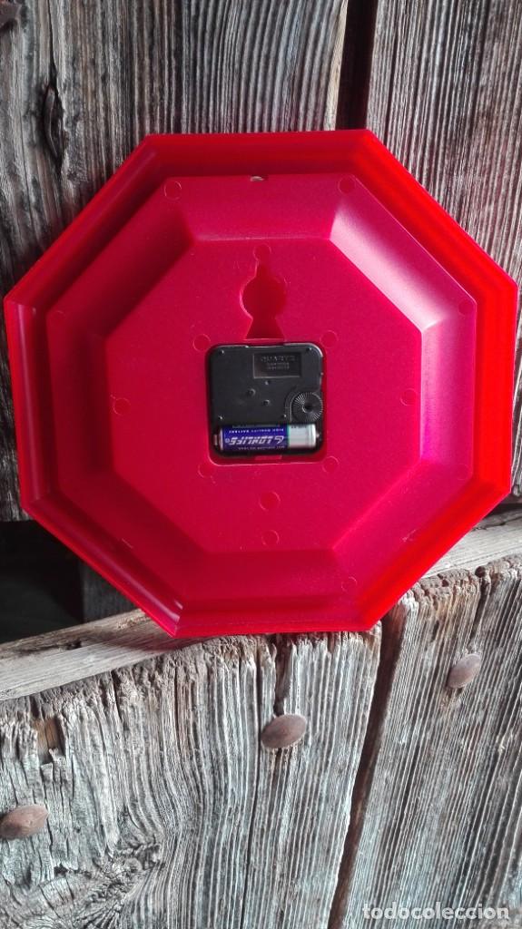Vintage: Reloj de pared marca Quest de pl&aacute;stico funcionando - Foto 4