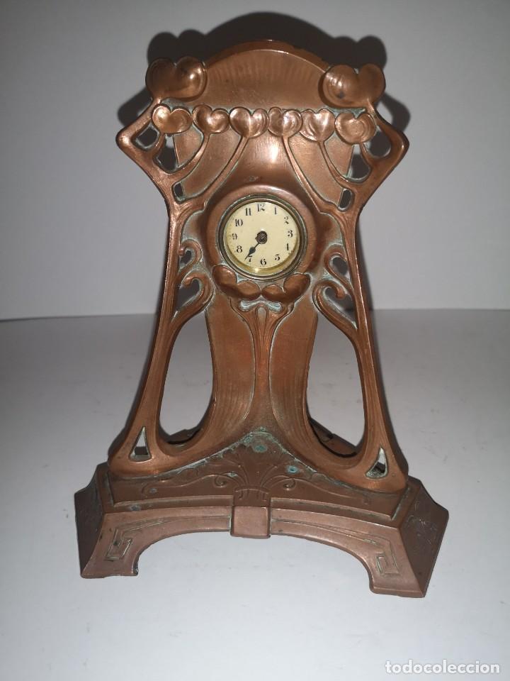 Vintage: Reloj de mesita lat&oacute;n - Foto 1