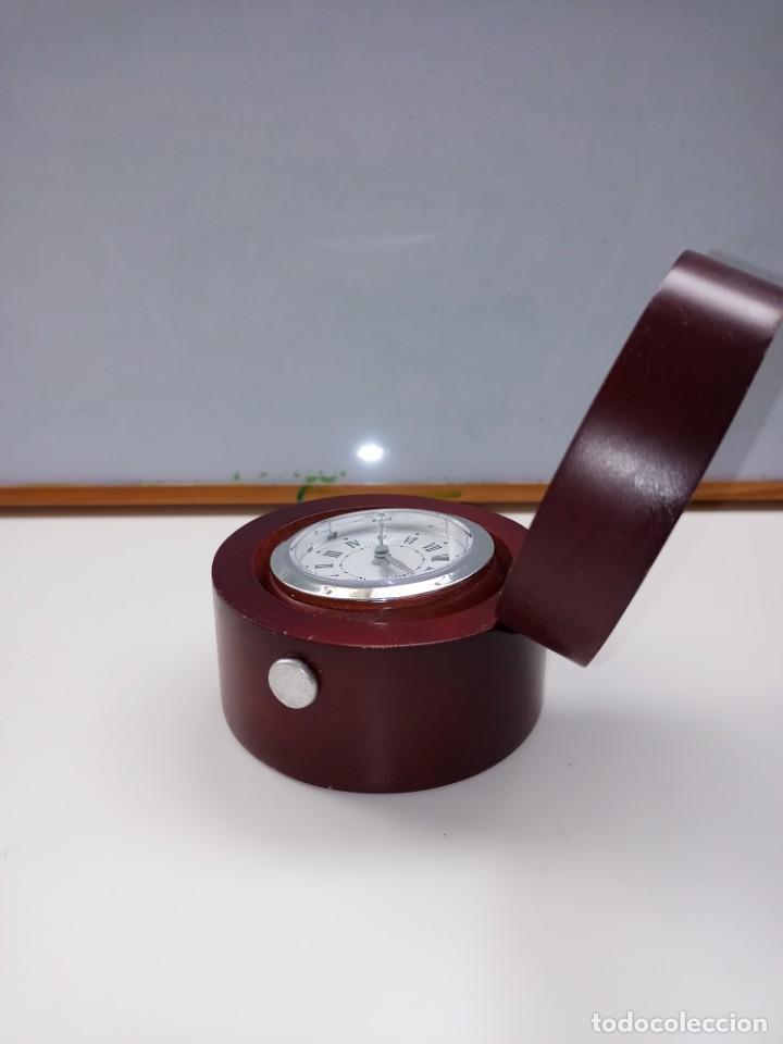 Vintage: Reloj basculante en caja de madera - Foto 1