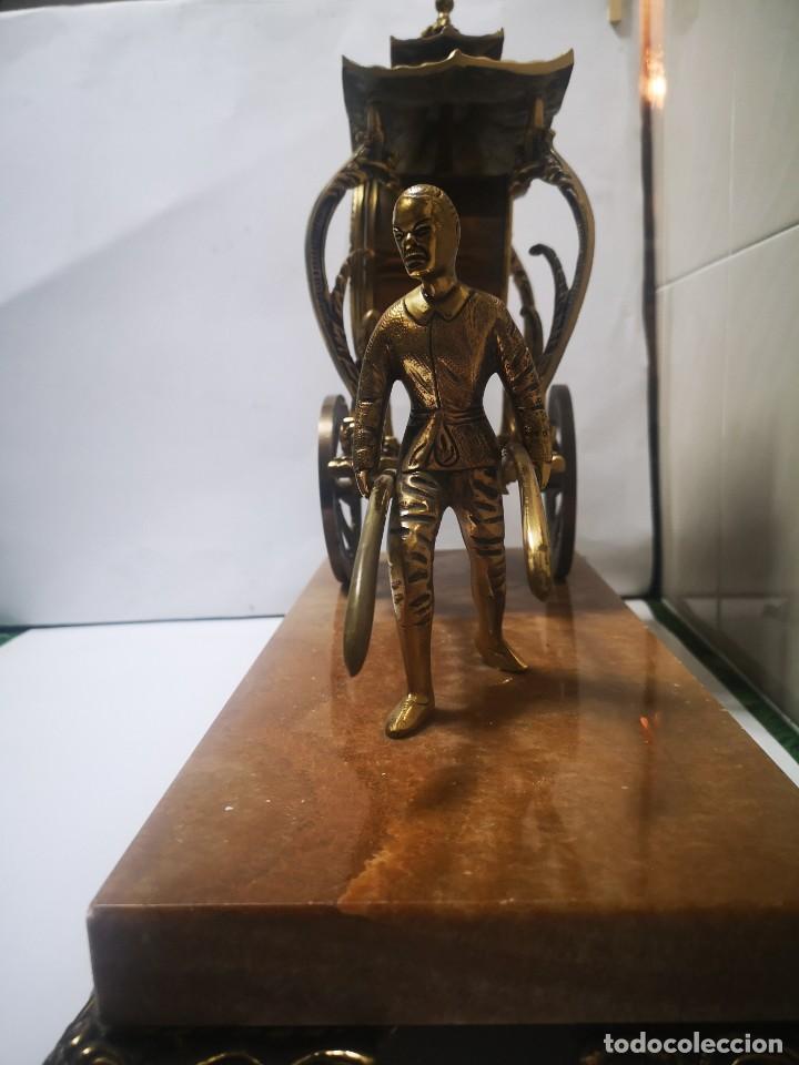Vintage: Reloj carro de bronce y m&aacute;rmol de mesa - Foto 3