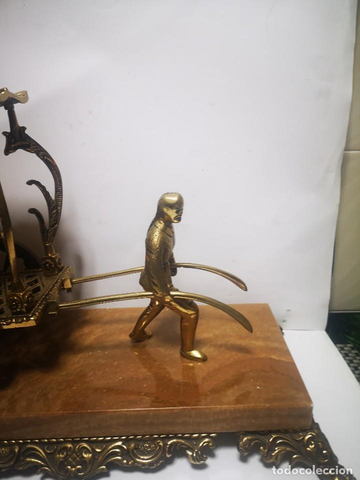 Vintage: Reloj carro de bronce y m&aacute;rmol de mesa - Foto 4