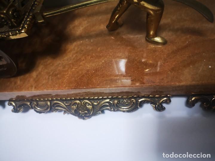 Vintage: Reloj carro de bronce y m&aacute;rmol de mesa - Foto 5