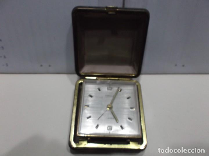 Vintage: RELOJ DE DE MESITA DE NOCHE DE CUERDA EN UNA CAJITA DE CUERO - MADE IN GERMANY -