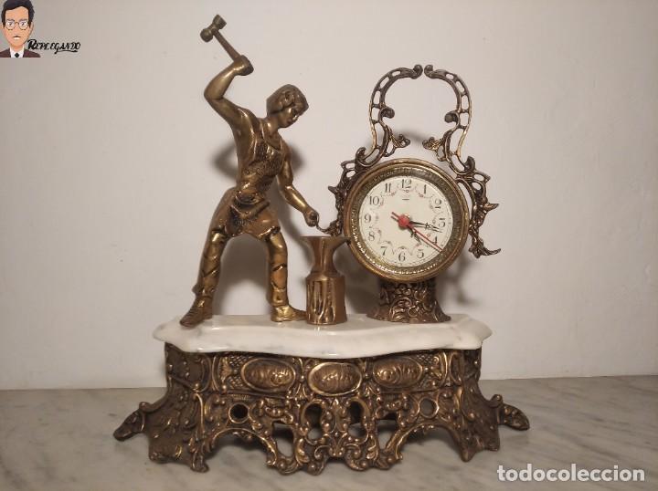 ANTIGUO RELOJ FABRICADO EN BRONCE Y MARMOL - HERRERO EN SU FRAGUA (AÑOS 70) VINTAGE (Relojes - Relojes Vintage )