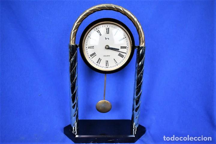 Vintage: Reloj de sobremesa en metal con p&eacute;ndulo - Foto 1