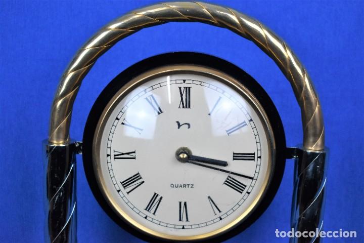 Vintage: Reloj de sobremesa en metal con p&eacute;ndulo - Foto 2