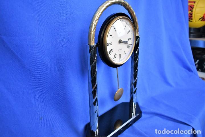 Vintage: Reloj de sobremesa en metal con p&eacute;ndulo - Foto 4