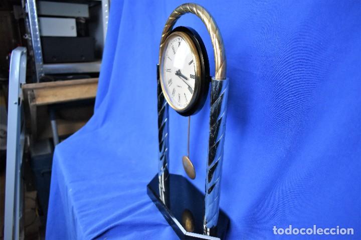 Vintage: Reloj de sobremesa en metal con p&eacute;ndulo - Foto 5
