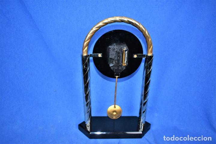 Vintage: Reloj de sobremesa en metal con p&eacute;ndulo - Foto 6