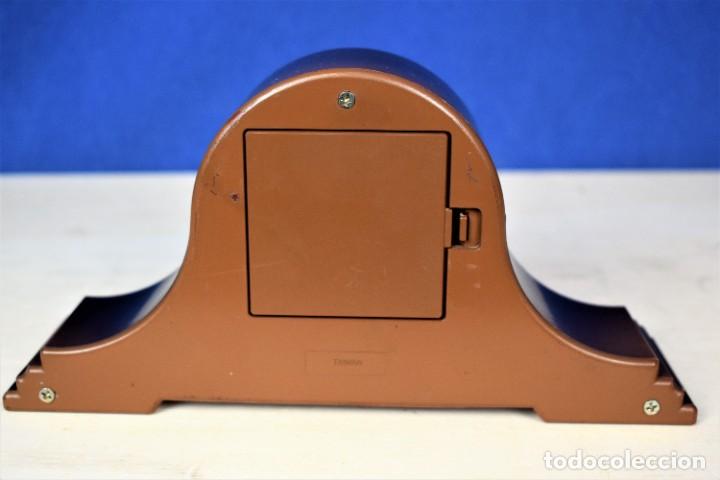Vintage: Reloj de sobremesa Stephens de pl&aacute;stico - Foto 6