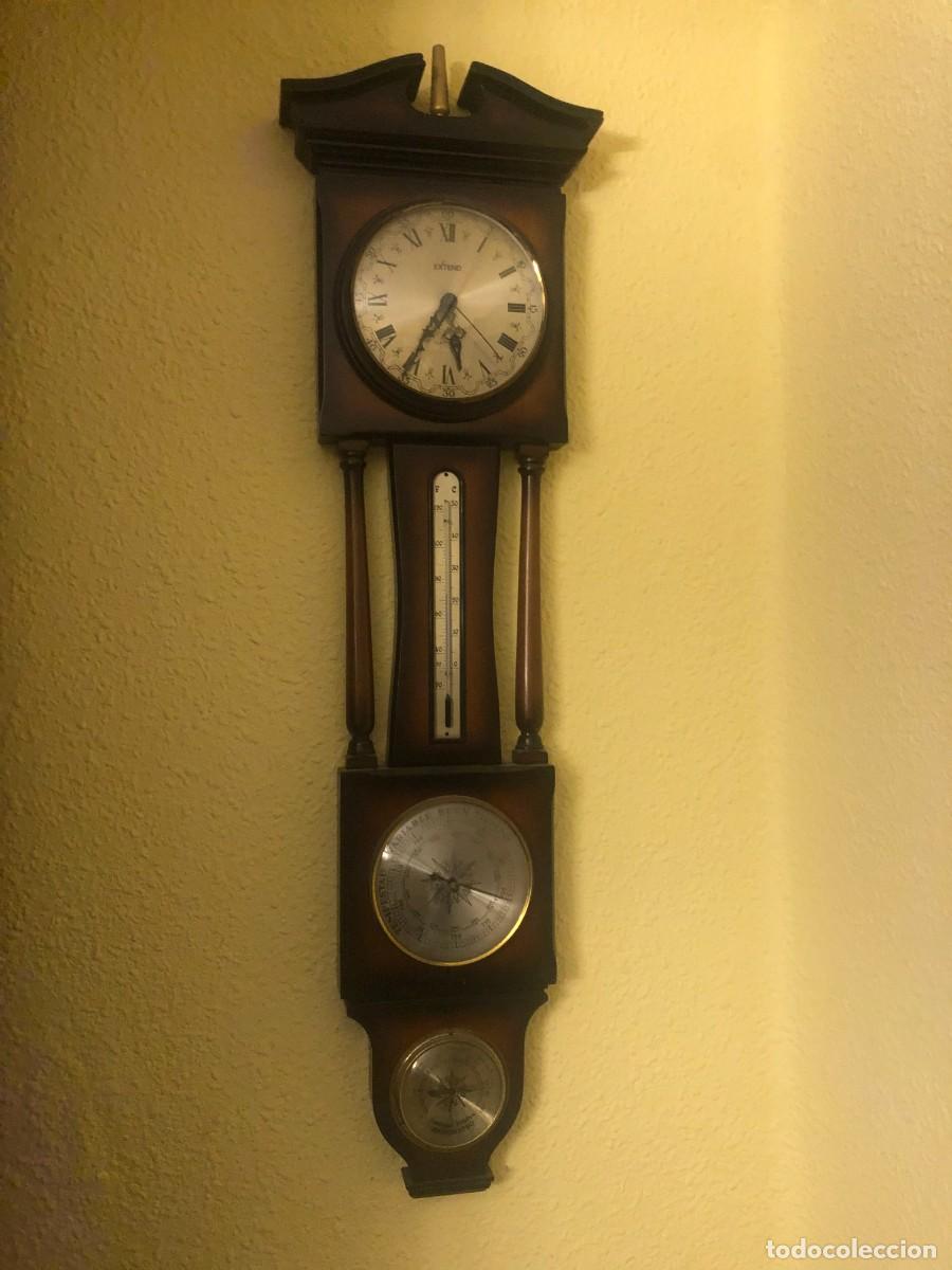 Vintage: Bonito reloj de madera y lat&oacute;n - Foto 1