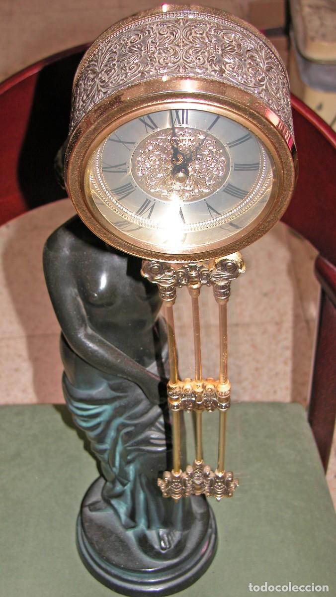 Vintage: FIGURA - RELOJ DE SOBREMESA CON P&Eacute;NDULO. - Foto 1