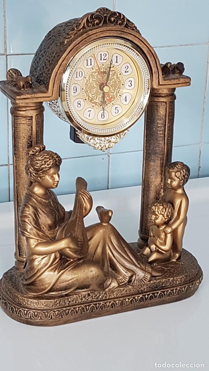 Vintage: RELOJ DE RESINA DORADO FUNCIONANDO - Foto 2