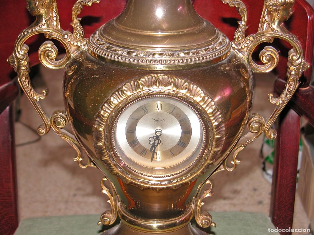 Vintage: RELOJ DE LAT&Oacute;N CON PEANA DE MADERA. - Foto 3
