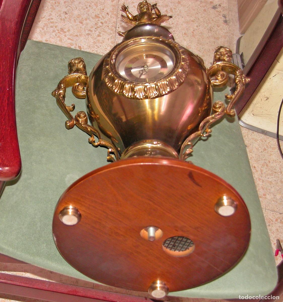 Vintage: RELOJ DE LAT&Oacute;N CON PEANA DE MADERA. - Foto 4