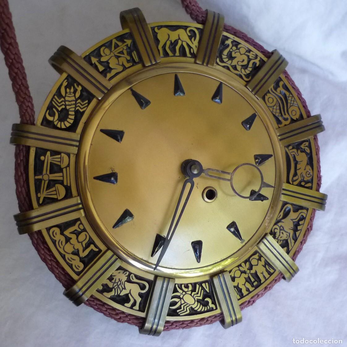Vintage: Reloj de bronce de pared hor&oacute;scopos - Foto 1
