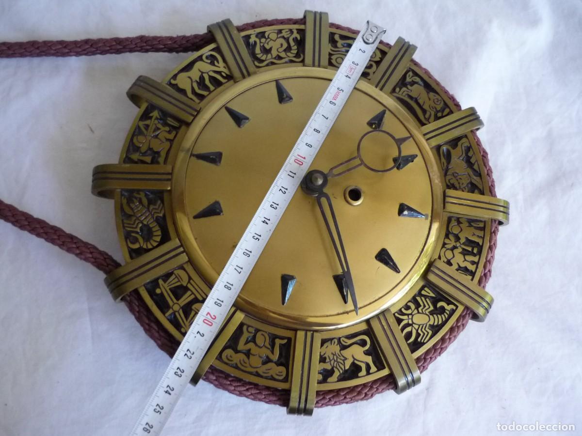 Vintage: Reloj de bronce de pared hor&oacute;scopos - Foto 6