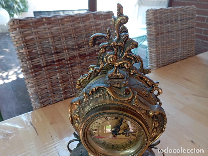 Vintage: Reloj de sobremesa de bronce. Funciona a pilas. - Foto 3