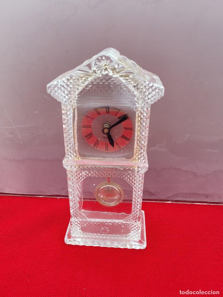 Vintage: Reloj de p&eacute;ndulo, de cristal, cuarzo, con forma de casa. - Foto 1
