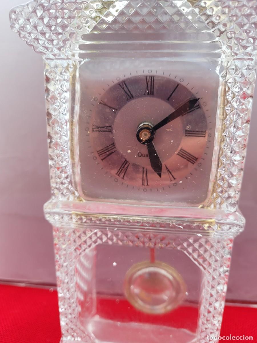 Vintage: Reloj de p&eacute;ndulo, de cristal, cuarzo, con forma de casa. - Foto 2