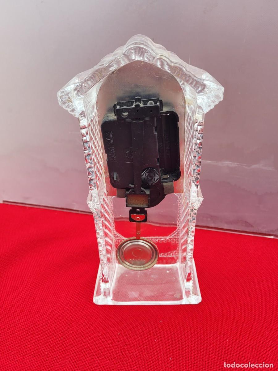 Vintage: Reloj de p&eacute;ndulo, de cristal, cuarzo, con forma de casa. - Foto 4