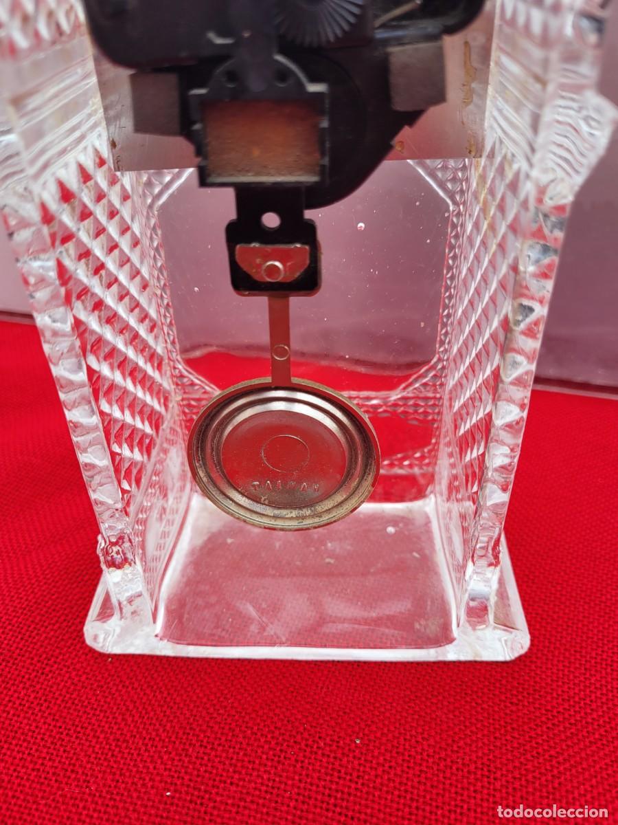 Vintage: Reloj de p&eacute;ndulo, de cristal, cuarzo, con forma de casa. - Foto 6