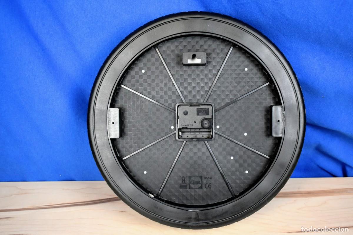 Vintage: Reloj de pared en forma de neum&aacute;tico - Foto 7