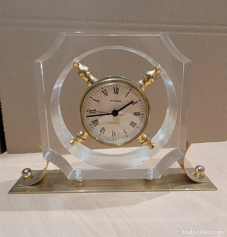 Vintage: Reloj de metacrilato y lat&oacute;n - Foto 1