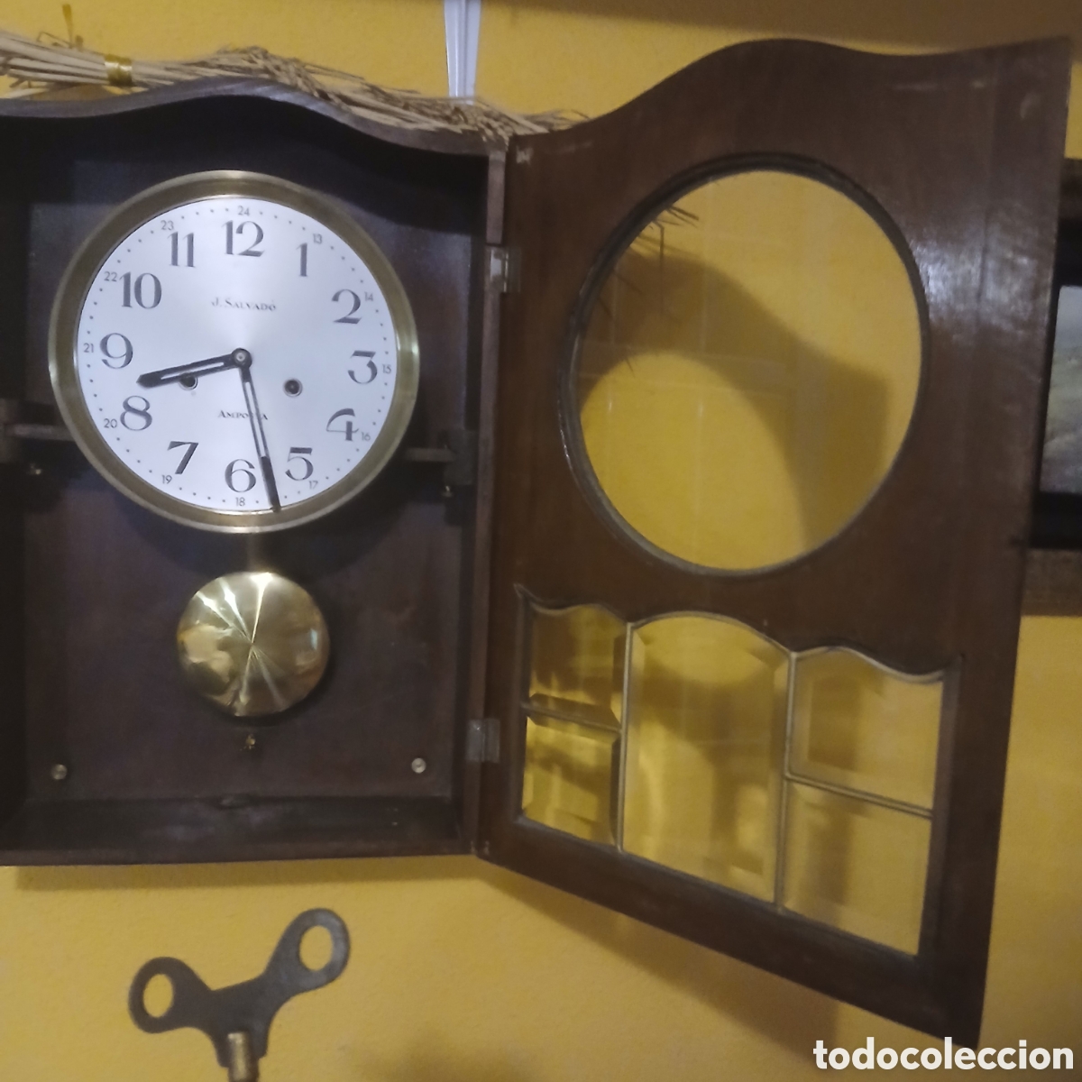 Vintage: Reloj de pared mec&aacute;nico vintage con p&eacute;ndulo. A&ntilde;os 40-50