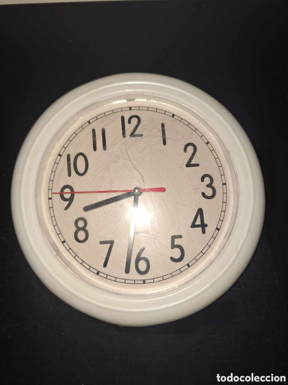 Vintage: Reloj de pl&aacute;stico esfera blanca