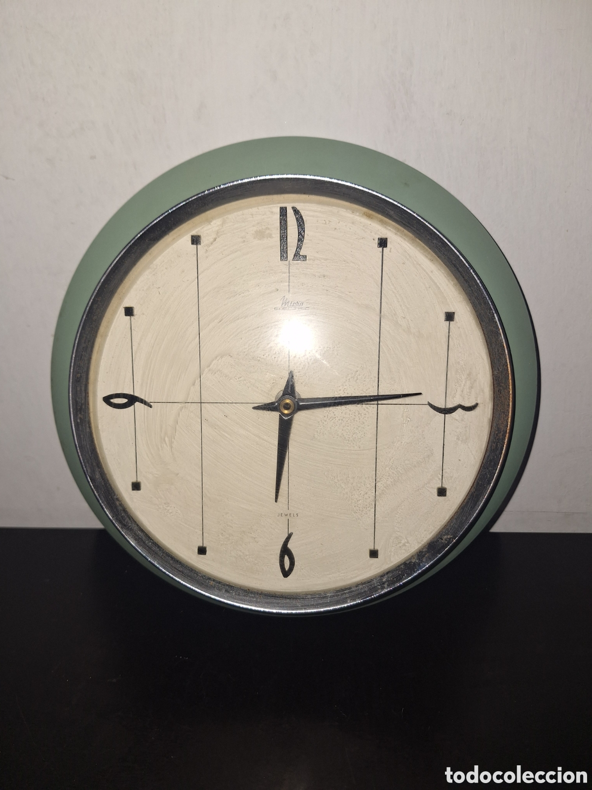 Vintage: Reloj de pared vintage de metal y esfera de cristal