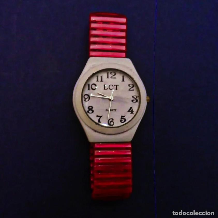 Vintage: RELOJ CON CORREA ELASTICA ROJA Y CAJA DE ACERO BLANCA. MARCA LTC. ESFERA BLANCA. QUARTZ