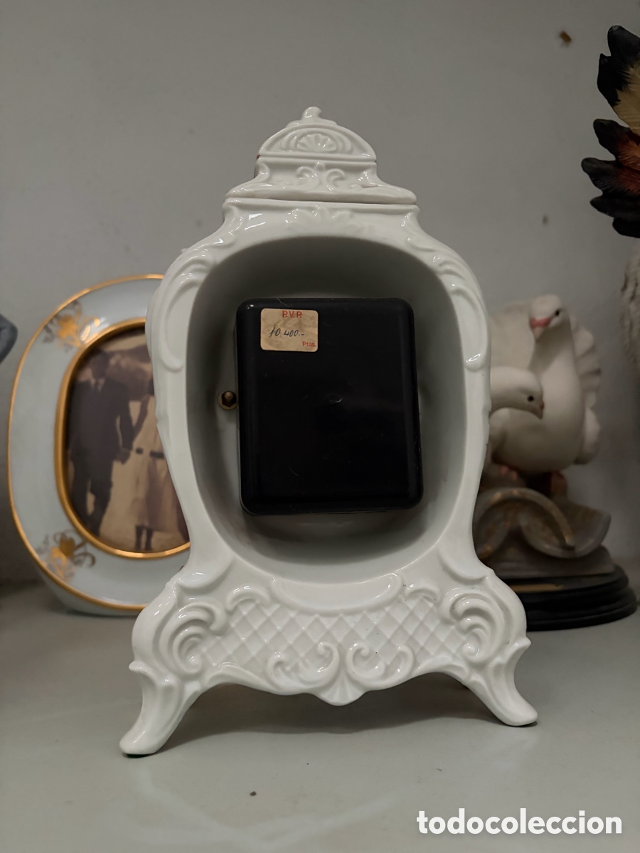 Vintage: Reloj de mesa blanco con filos de oro - Foto 2