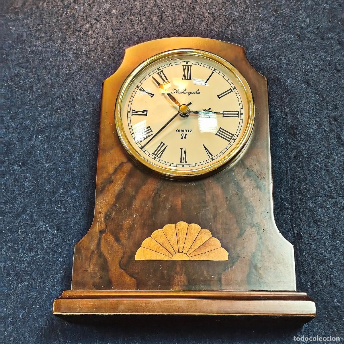 Vintage: RELOJ DE SOBREMESA EN MADERA. MARCA ARCHANGELUS. QUARTZ. MED. 21 X 17 CMS