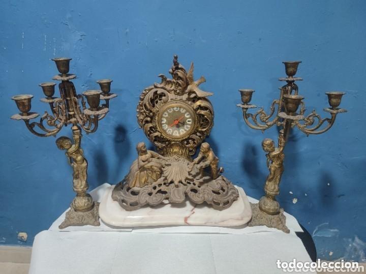 Vintage: Espectacular reloj de bronce y candelabros de bronce con figuras en relieve 45 cm del altura