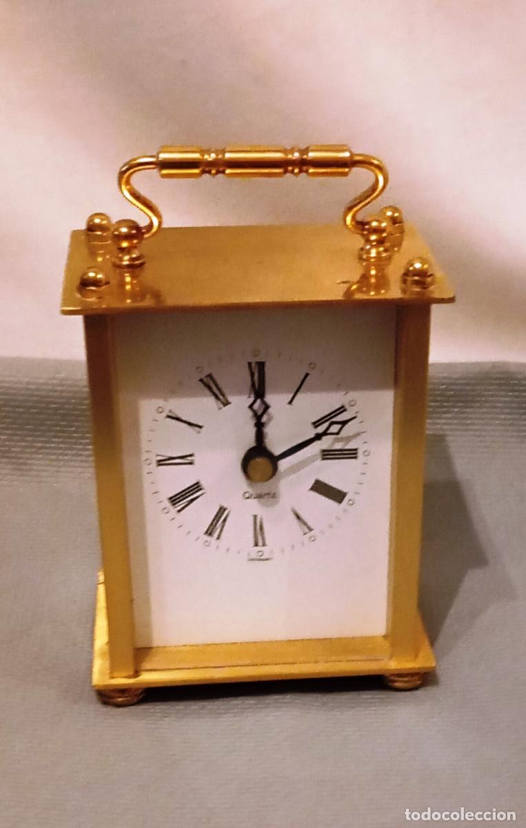 Vintage: Reloj de sobremesa lat&oacute;n tipo carruaje