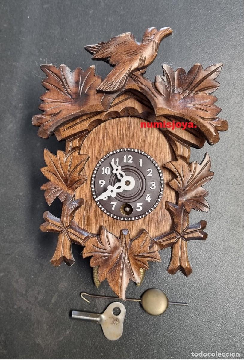 Vintage: Reloj Cuco tallado en madera de Estilo alem&aacute;n. Tiene P&eacute;ndulo, cadenas y 2 pesas de IMITACI&Oacute;N.