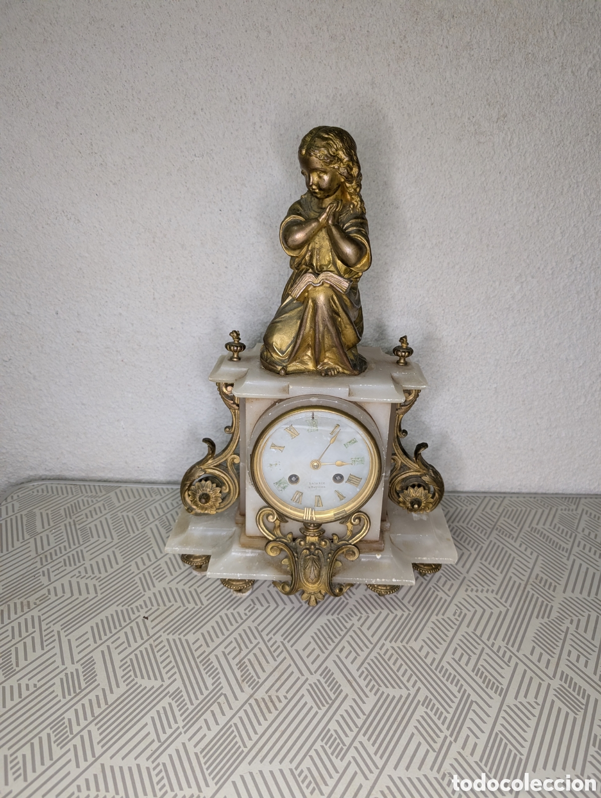 Vintage: Reloj antiguo sobremesa m&aacute;rmol y bronce dorado estilo franc&eacute;s figura ni&ntilde;a