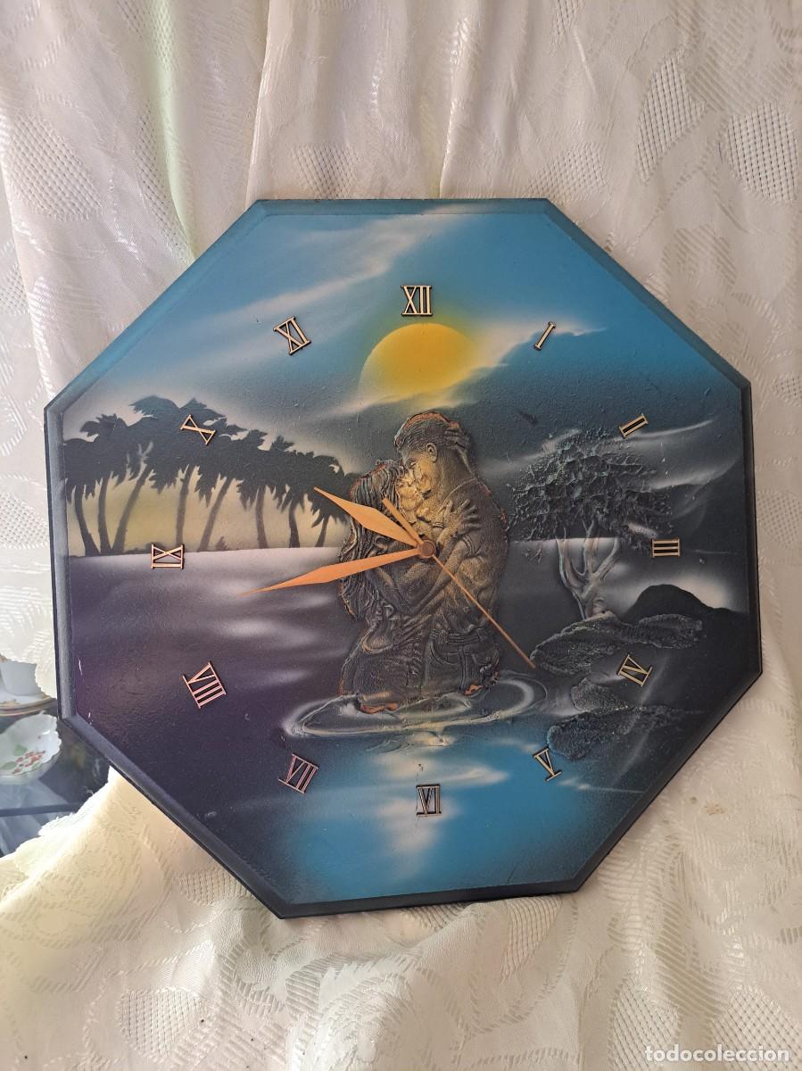 Vintage: Bonito reloj de pared octagonal con imagen de enamorados, madera
