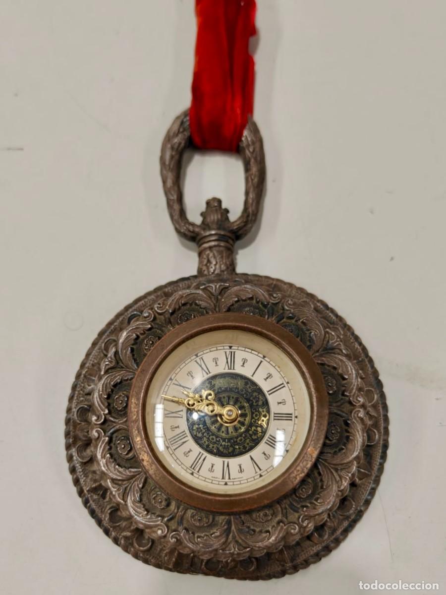 Vintage: Reloj de pared vintage de la marca Mercedes en lat&oacute;n repujado