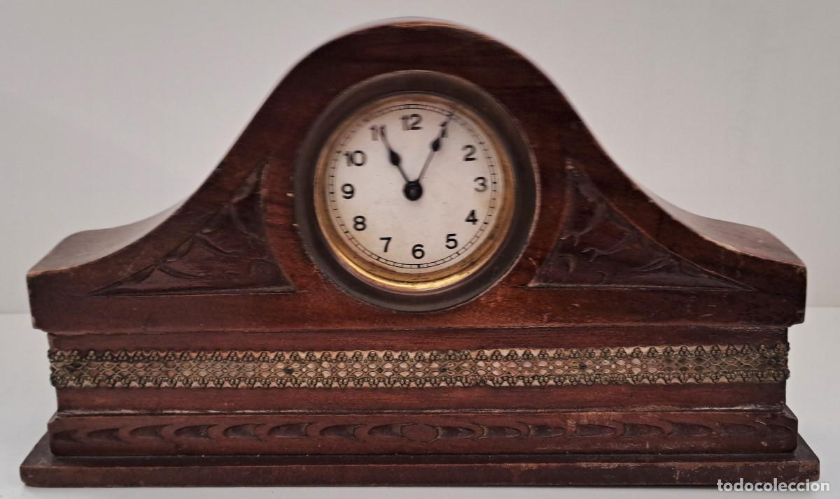 Vintage: RELOJ ANTIGUO DE CHIMENEA ESTILO SOMBRERO DE NAPOLEON CON CAJA DE MADERA Y ESFERA CLARA. RELOJ-33