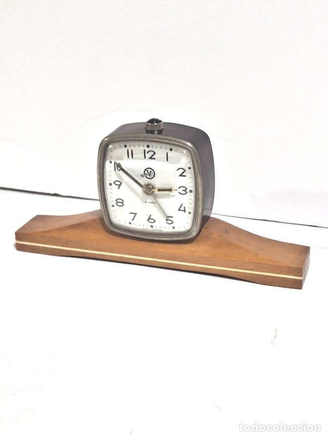 Vintage: Reloj despertador Victoria a&ntilde;os 50 base de madera