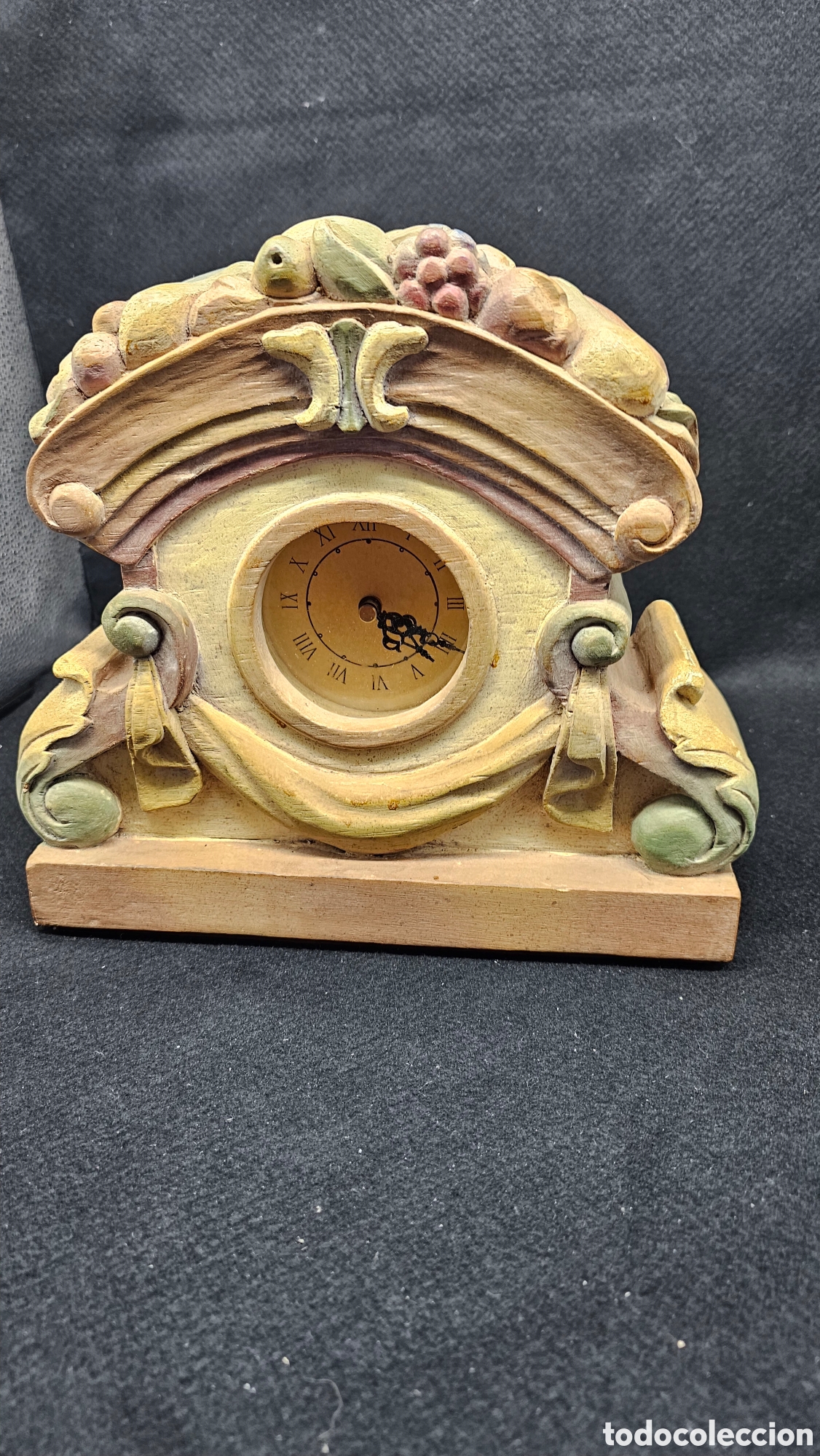 Vintage: Reloj de sobremesa de madera tallada
