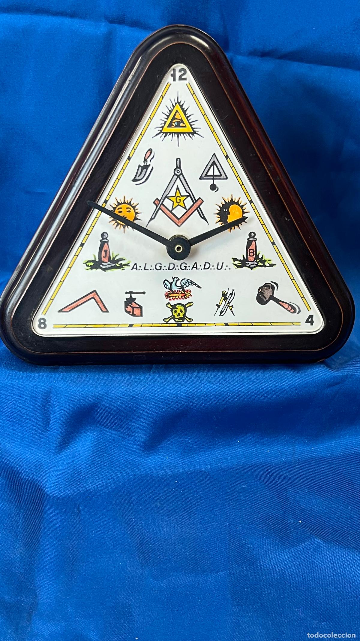 Vintage: Antiguo Reloj Triangular de Mesa Mas&oacute;nico. Pieza de Colecci&oacute;n con Simbolog&iacute;a Logia Vintage