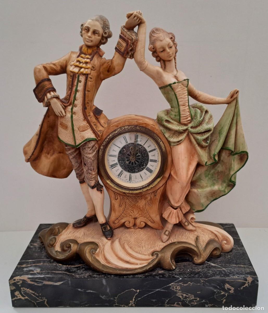 Vintage: RELOJ ANTIGUO DE CHIMENEA, PAREJA BAILANDO, SE RESINA Y BASE DE MARMOL. RELOJ-34