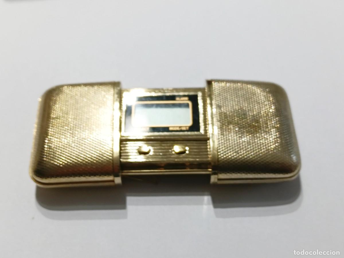 Vintage: Reloj de Viaje Digital Retr&aacute;ctil Dorado con Alarma - A&ntilde;os 80 - Made in Hong Kong DESCRIPCI&Oacute;