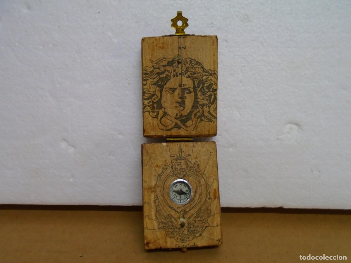Vintage: ANTIGUO RELOJ DE SOL PRTATIL CON BRUJULA INCORPORADA EN CAJA DE MADERA ARTICULADA.