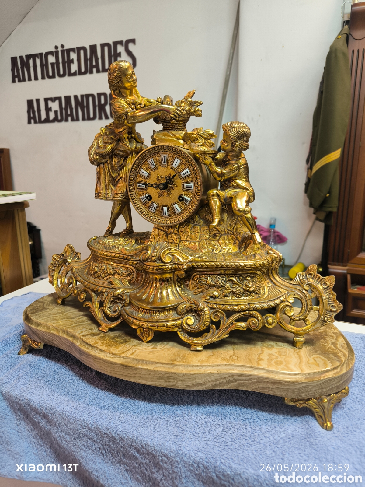 Vintage: Reloj de cuerda de bronce y m&aacute;rmol