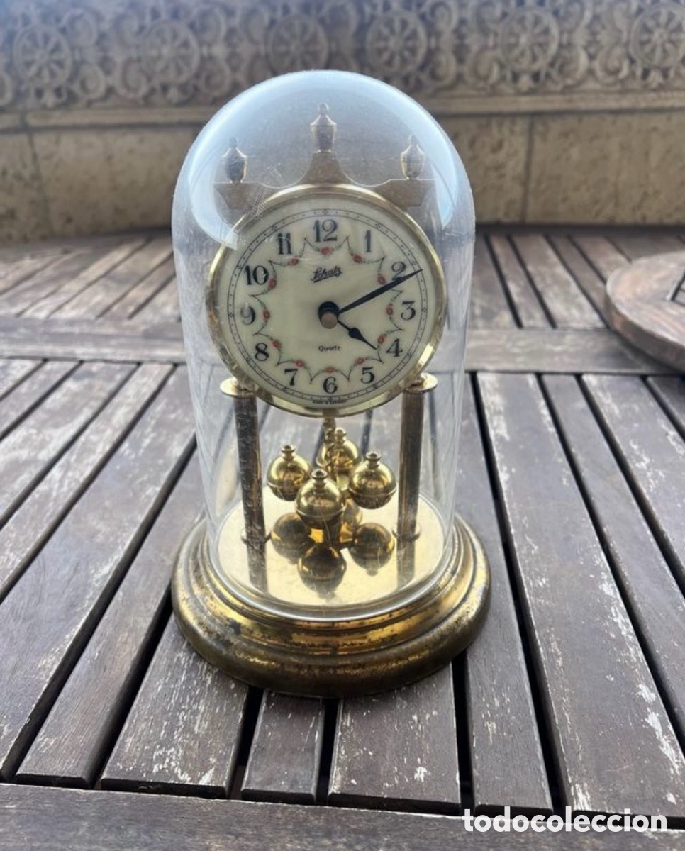 Vintage: Reloj vintage de sobremesa bajo campana estilo aniversario dorado